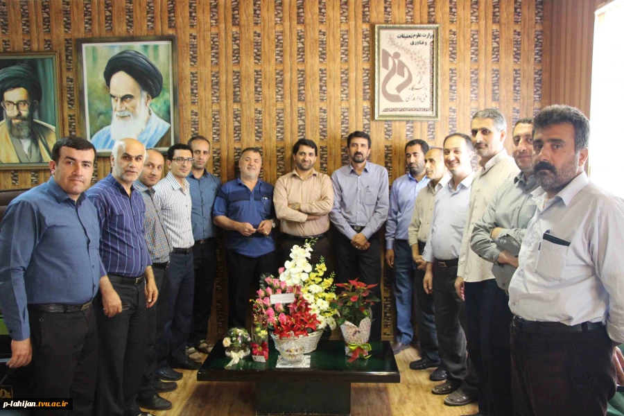 عرض تبربک همکاران آموزشکده به ریاست مرکز شهید رجایی آقای دکتر پنج مینی 5
